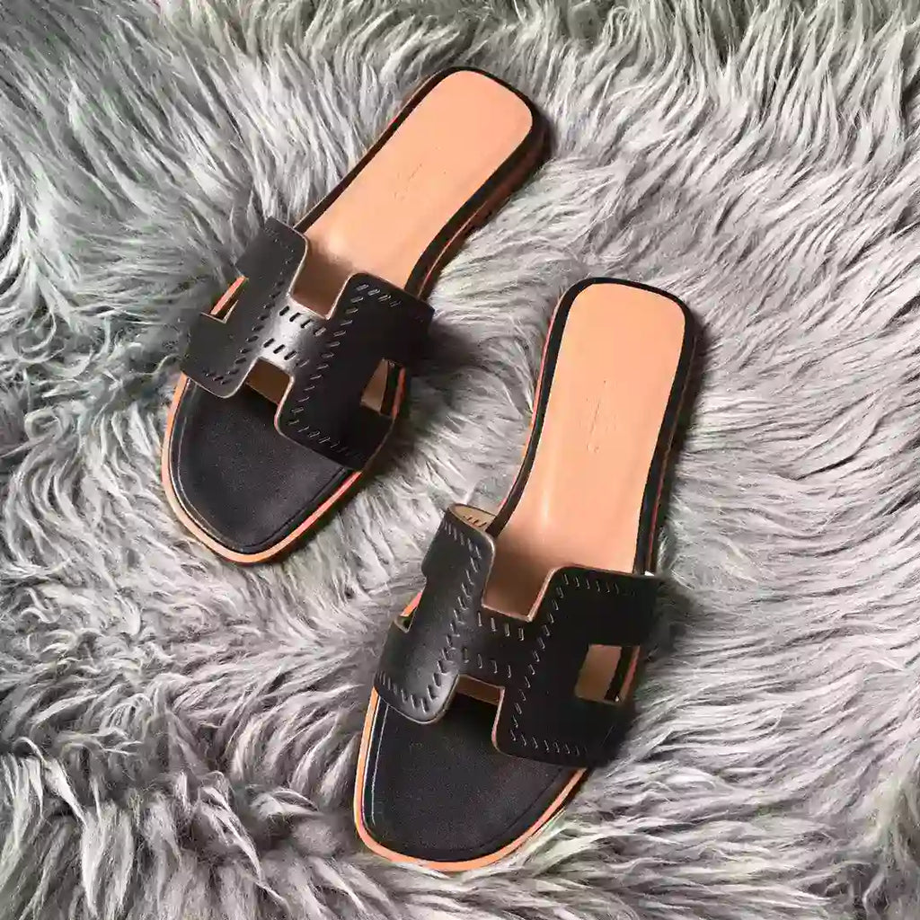 HERMES ORAN SLIDE SANDALS IN BLACK SWIFT PERFORATED CALFSKIN – HMSD100