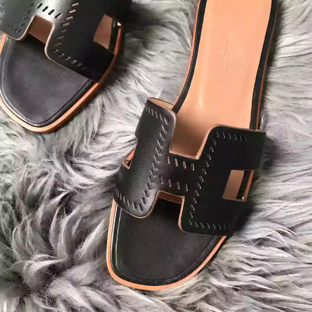 HERMES ORAN SLIDE SANDALS IN BLACK SWIFT PERFORATED CALFSKIN – HMSD100
