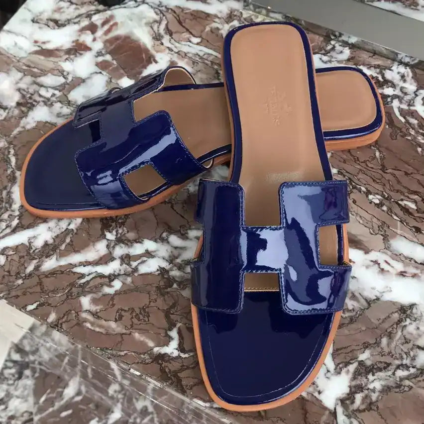 HERMES ORAN SLIDE SANDALS IN BLUE PATENT CALFSKIN – HMSD083