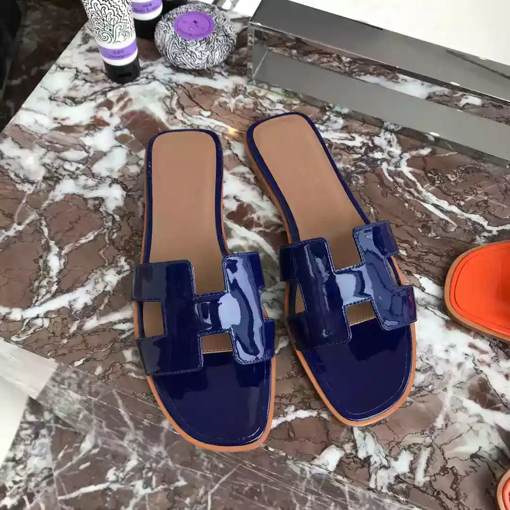 HERMES ORAN SLIDE SANDALS IN BLUE PATENT CALFSKIN – HMSD083