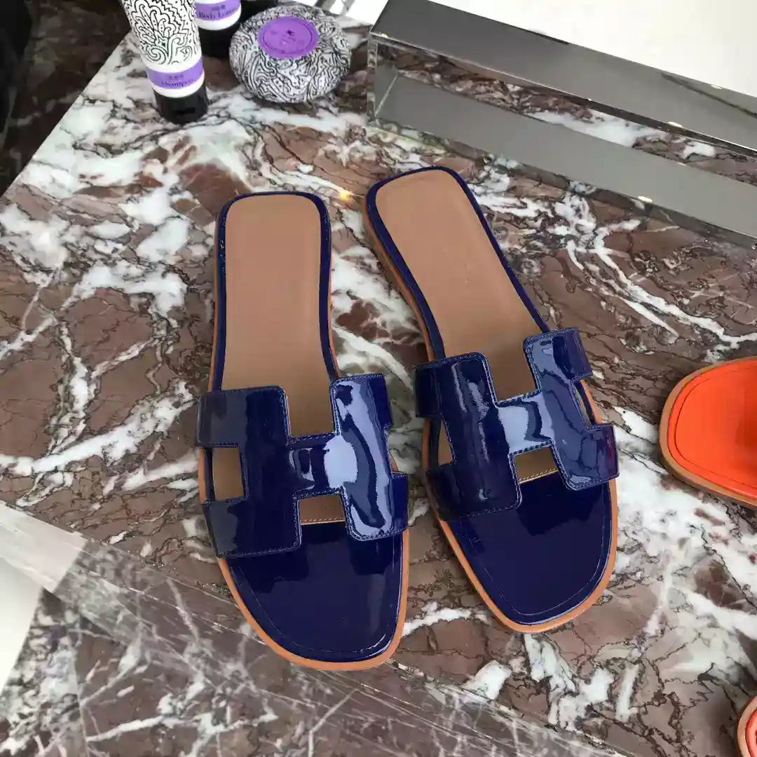 HERMES ORAN SLIDE SANDALS IN BLUE PATENT CALFSKIN – HMSD083