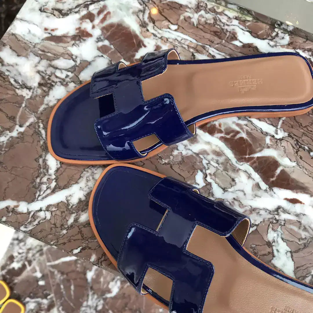 HERMES ORAN SLIDE SANDALS IN BLUE PATENT CALFSKIN – HMSD083