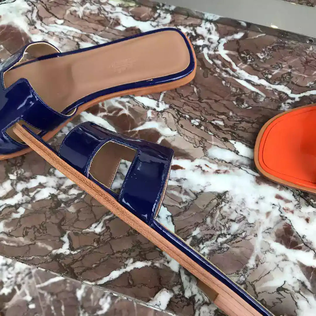 HERMES ORAN SLIDE SANDALS IN BLUE PATENT CALFSKIN – HMSD083