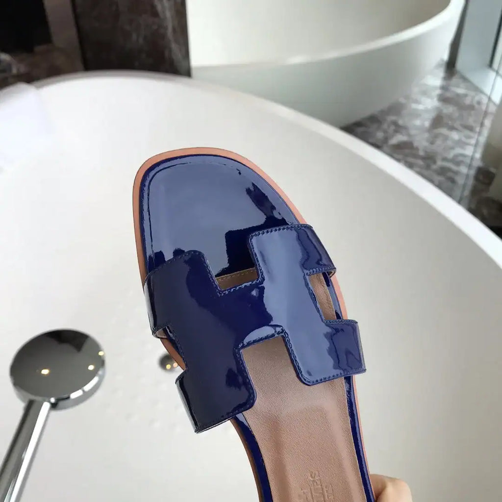 HERMES ORAN SLIDE SANDALS IN BLUE PATENT CALFSKIN – HMSD083