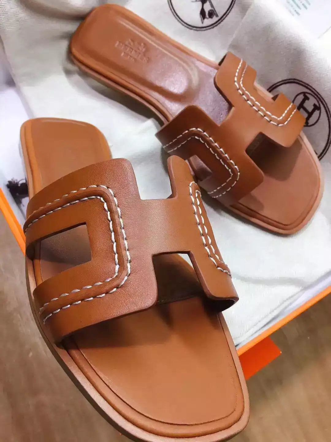 HERMES ORAN SLIDE SANDALS IN BROWN LEATHER WITH STITCHED – HMSD043