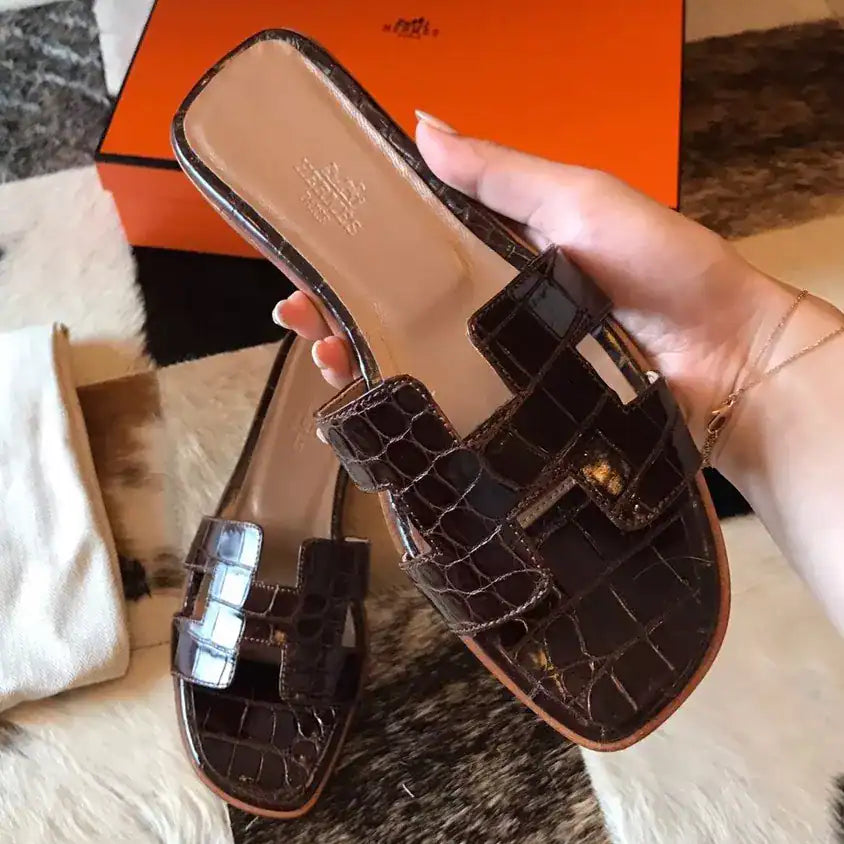 HERMES ORAN SLIDE SANDALS IN BURGUNDY SHINY NILOTICUS CROCODILE SKIN – HMSD049