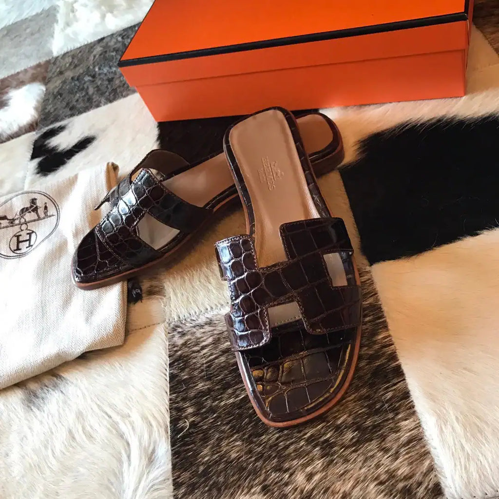 HERMES ORAN SLIDE SANDALS IN BURGUNDY SHINY NILOTICUS CROCODILE SKIN – HMSD049