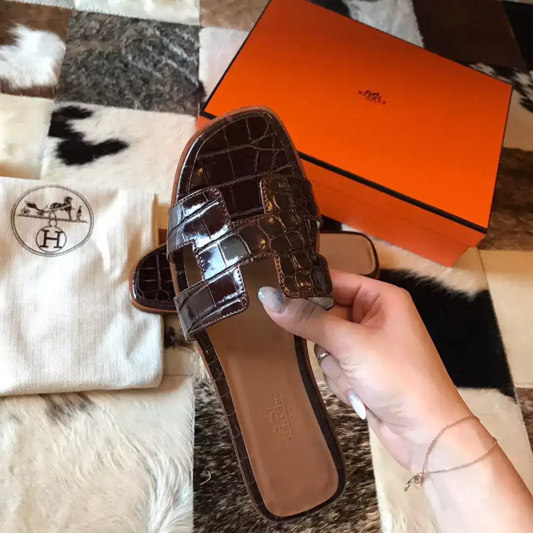 HERMES ORAN SLIDE SANDALS IN BURGUNDY SHINY NILOTICUS CROCODILE SKIN – HMSD049