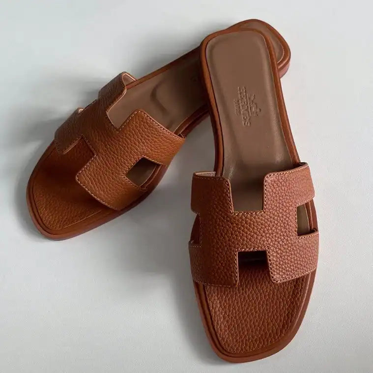HERMES ORAN SLIDE SANDALS IN GOLD CLEMENCE LEATHER – HMSD105