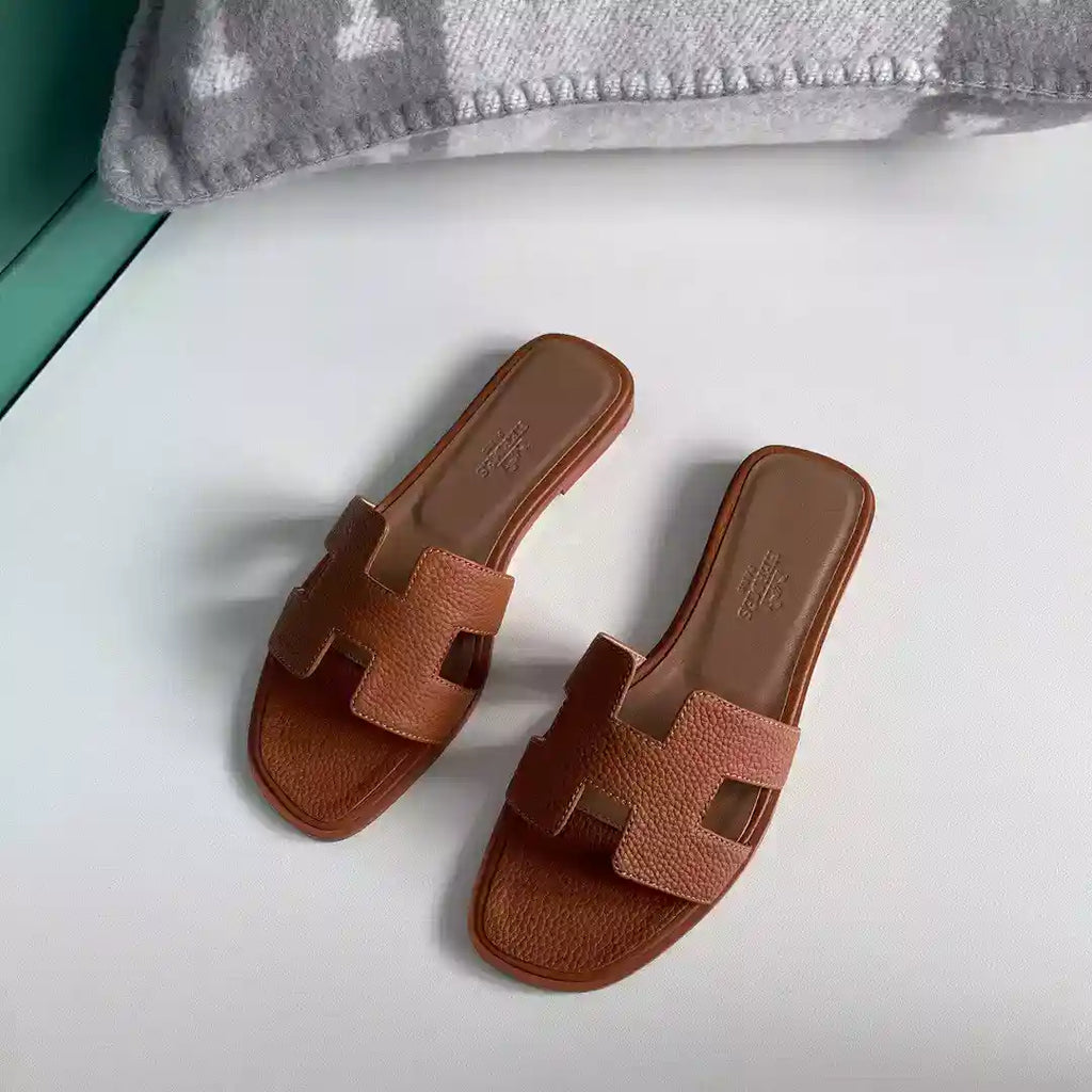 HERMES ORAN SLIDE SANDALS IN GOLD CLEMENCE LEATHER – HMSD105