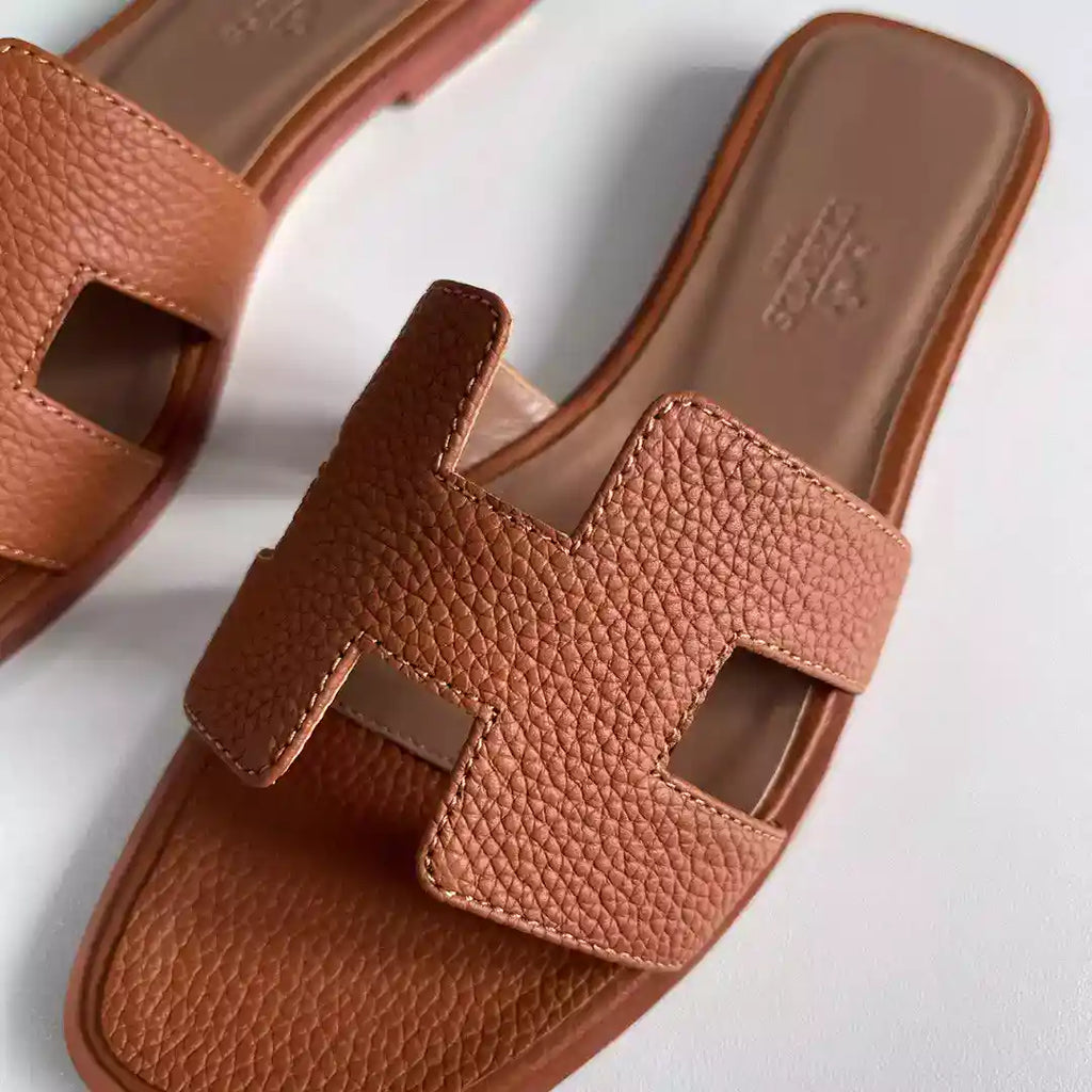 HERMES ORAN SLIDE SANDALS IN GOLD CLEMENCE LEATHER – HMSD105