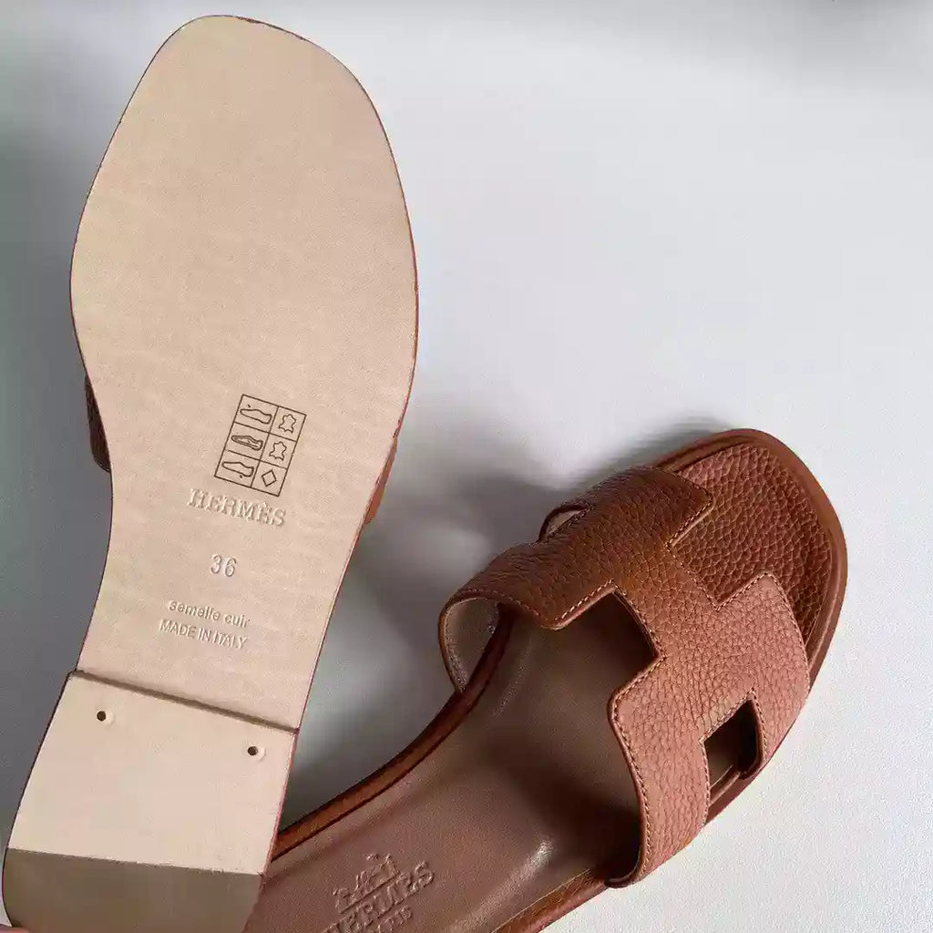 HERMES ORAN SLIDE SANDALS IN GOLD CLEMENCE LEATHER – HMSD105