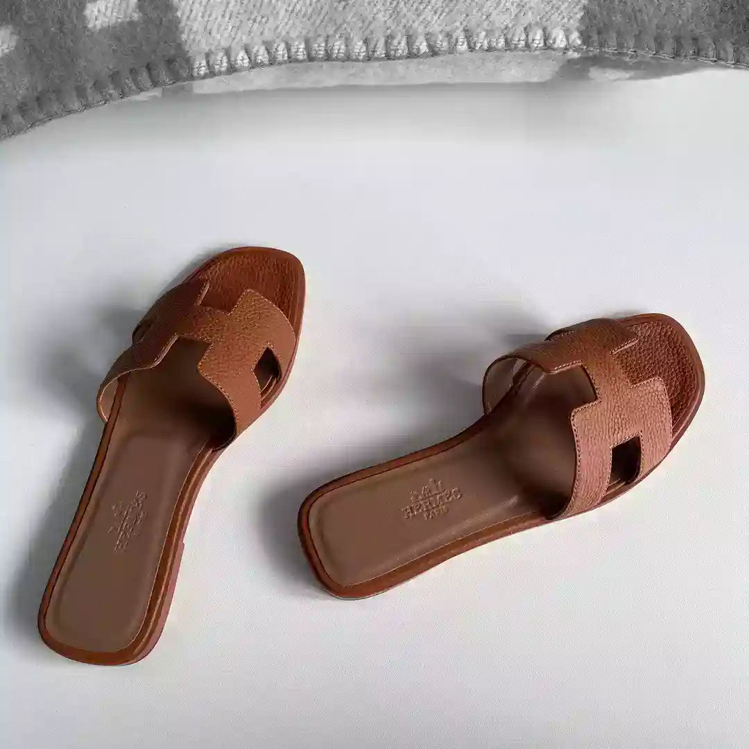 HERMES ORAN SLIDE SANDALS IN GOLD CLEMENCE LEATHER – HMSD105