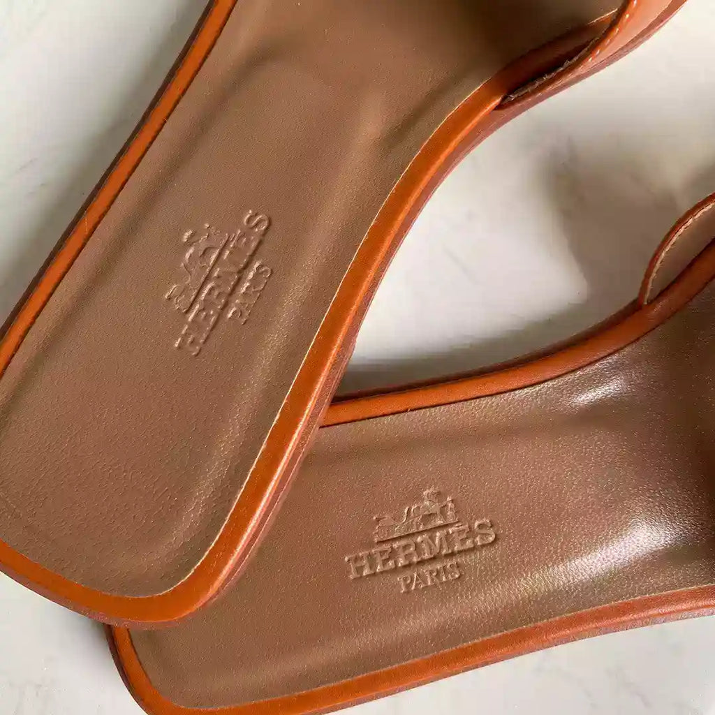 HERMES ORAN SLIDE SANDALS IN GOLD SWIFT CALFSKIN – HMSD114