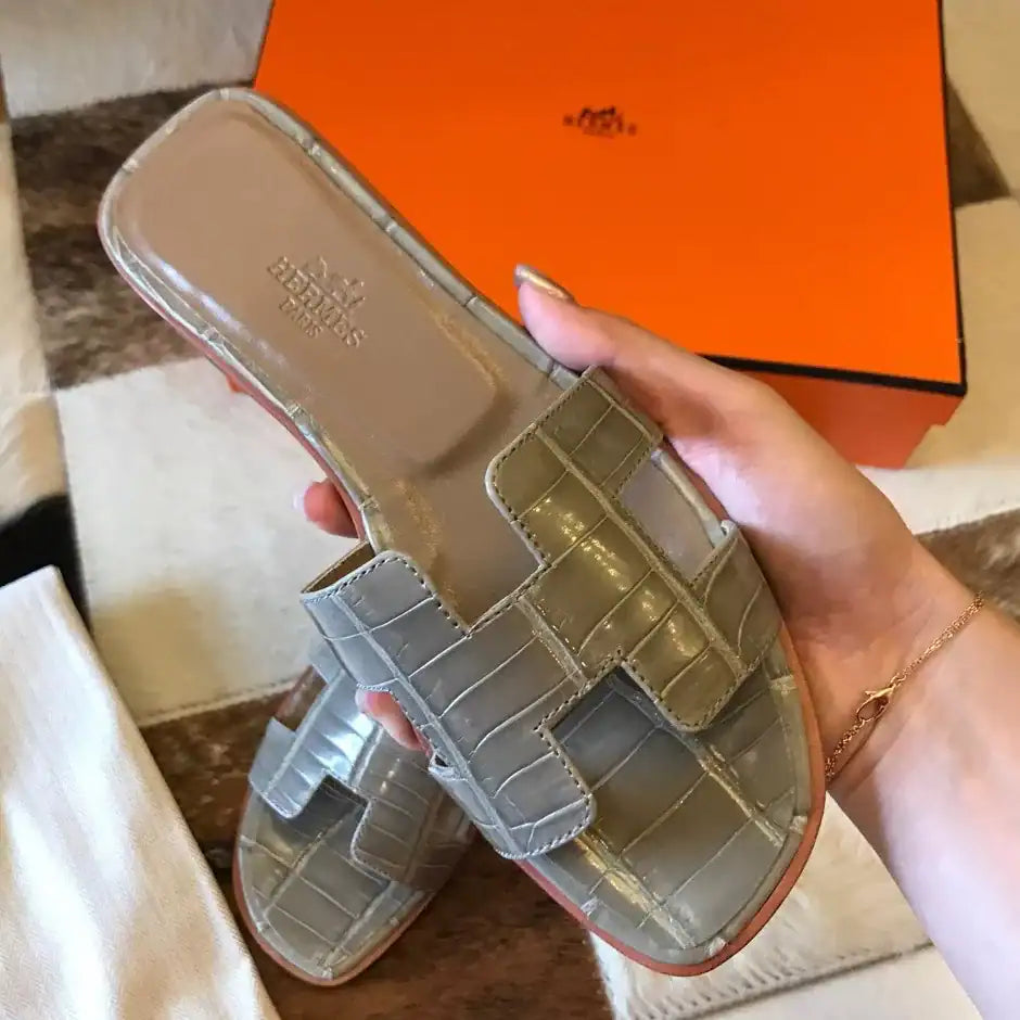 HERMES ORAN SLIDE SANDALS IN GREY SHINY NILOTICUS CROCODILE SKIN – HMSD052