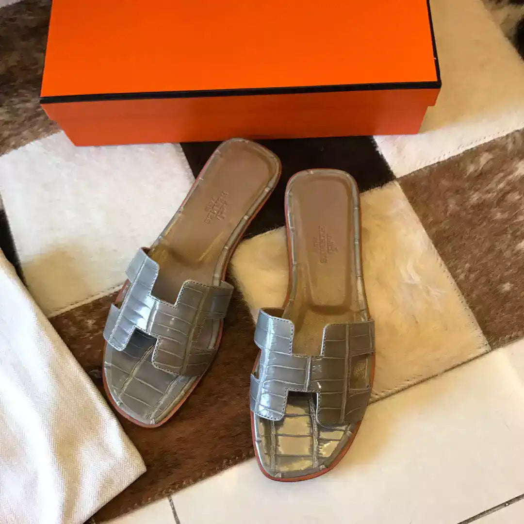 HERMES ORAN SLIDE SANDALS IN GREY SHINY NILOTICUS CROCODILE SKIN – HMSD052
