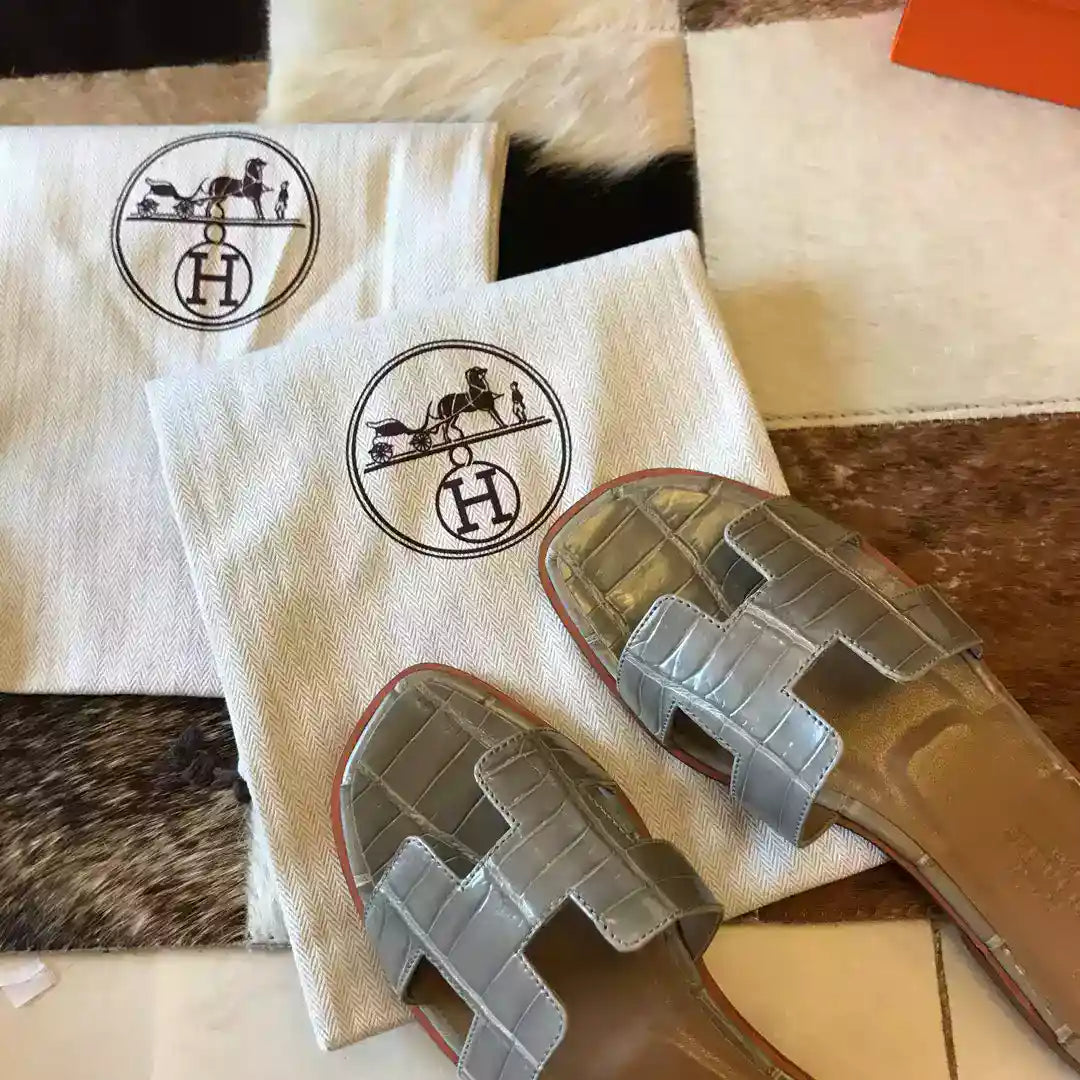 HERMES ORAN SLIDE SANDALS IN GREY SHINY NILOTICUS CROCODILE SKIN – HMSD052