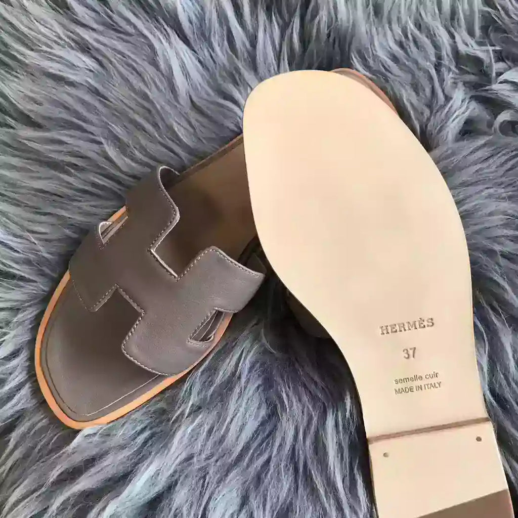 HERMES ORAN SLIDE SANDALS IN GREY SWIFT CALFSKIN – HMSD125