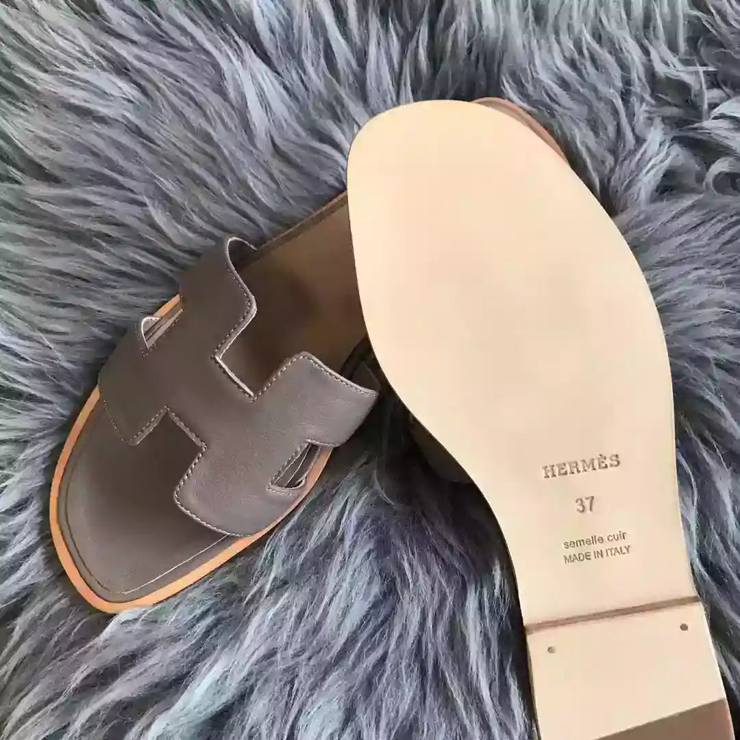 HERMES ORAN SLIDE SANDALS IN GREY SWIFT CALFSKIN – HMSD125