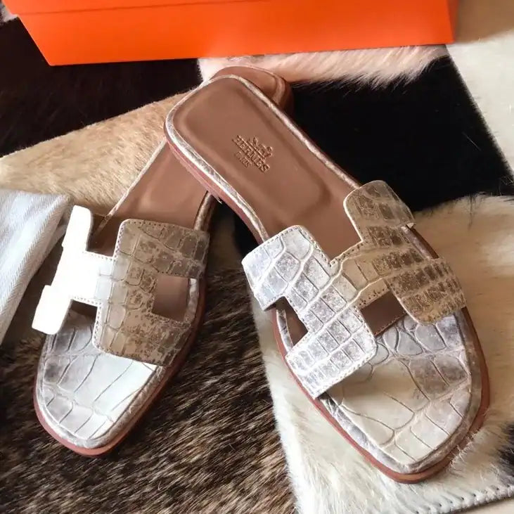 HERMES ORAN SLIDE SANDALS IN HIMALAYA NILOTICUS CROCODILE SKIN – HMSD059