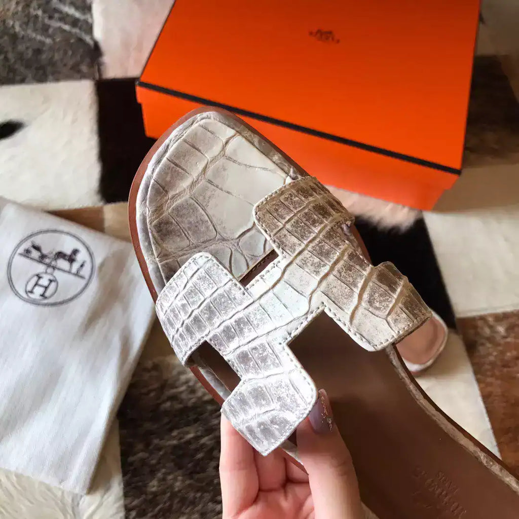 HERMES ORAN SLIDE SANDALS IN HIMALAYA NILOTICUS CROCODILE SKIN – HMSD059