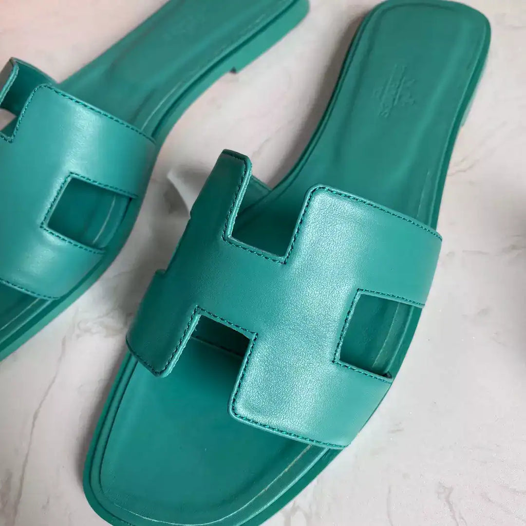 HERMES ORAN SLIDE SANDALS IN LAKE GREEN SWIFT CALFSKIN – HMSD118