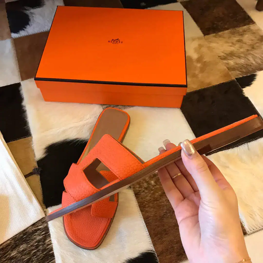 HERMES ORAN SLIDE SANDALS IN ORANGE CLEMENCE LEATHER – HMSD111
