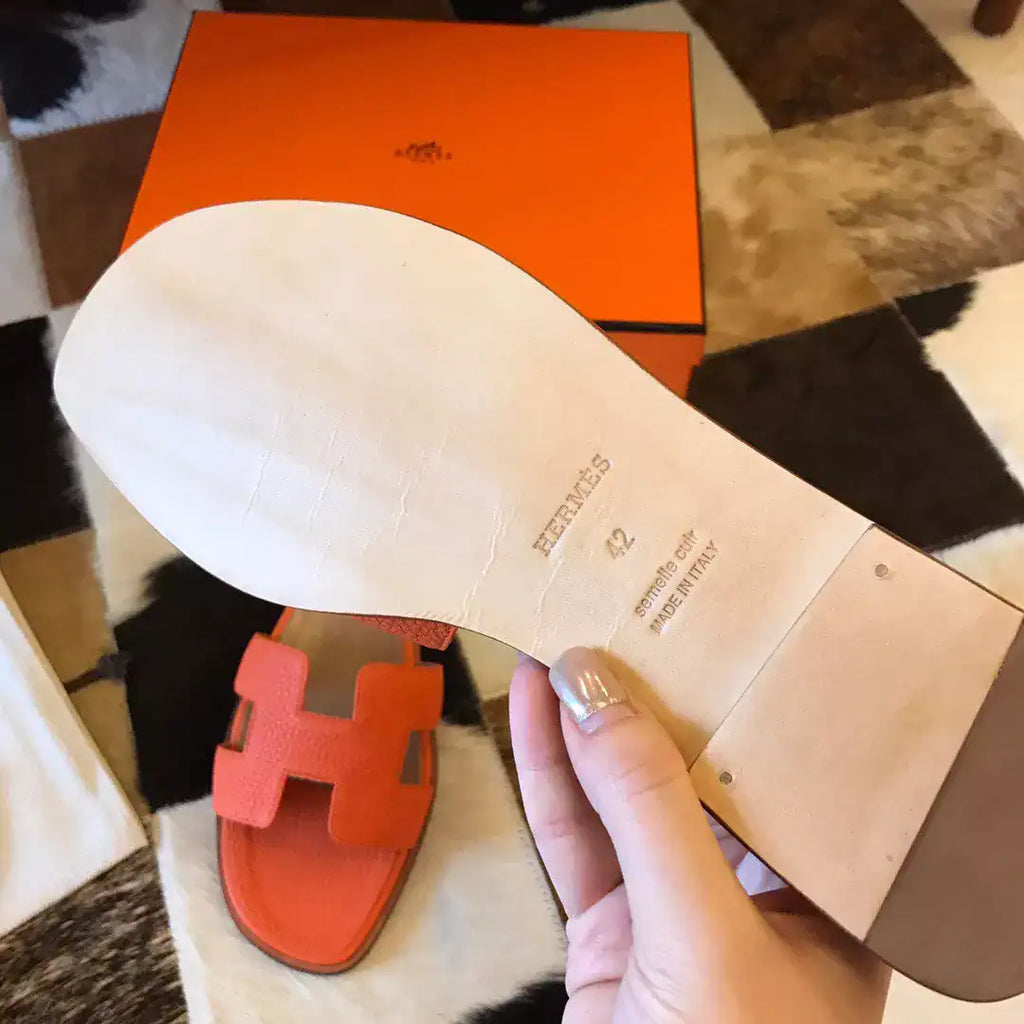 HERMES ORAN SLIDE SANDALS IN ORANGE CLEMENCE LEATHER – HMSD111