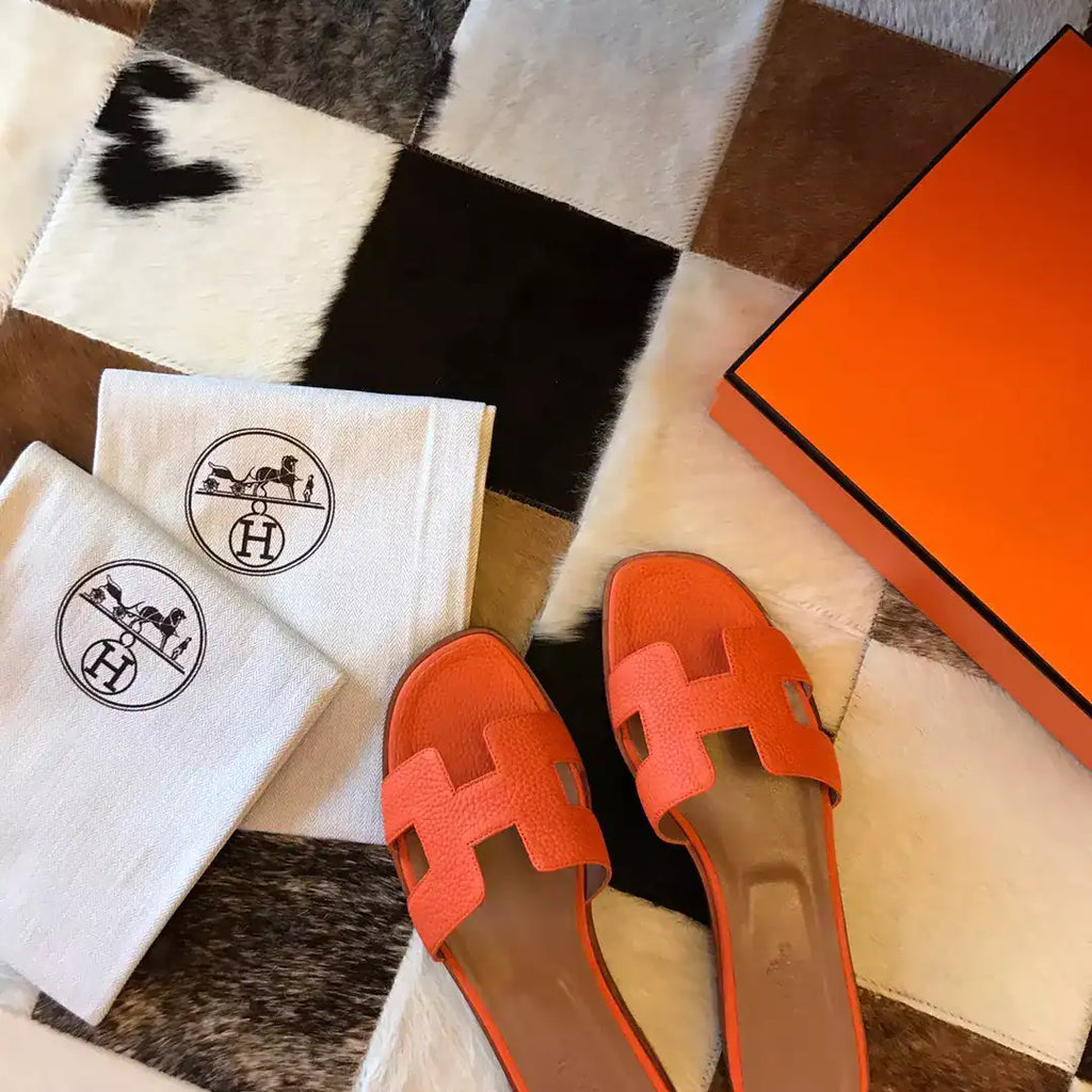 HERMES ORAN SLIDE SANDALS IN ORANGE CLEMENCE LEATHER – HMSD111