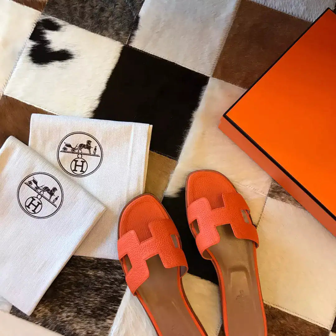 HERMES ORAN SLIDE SANDALS IN ORANGE CLEMENCE LEATHER – HMSD111