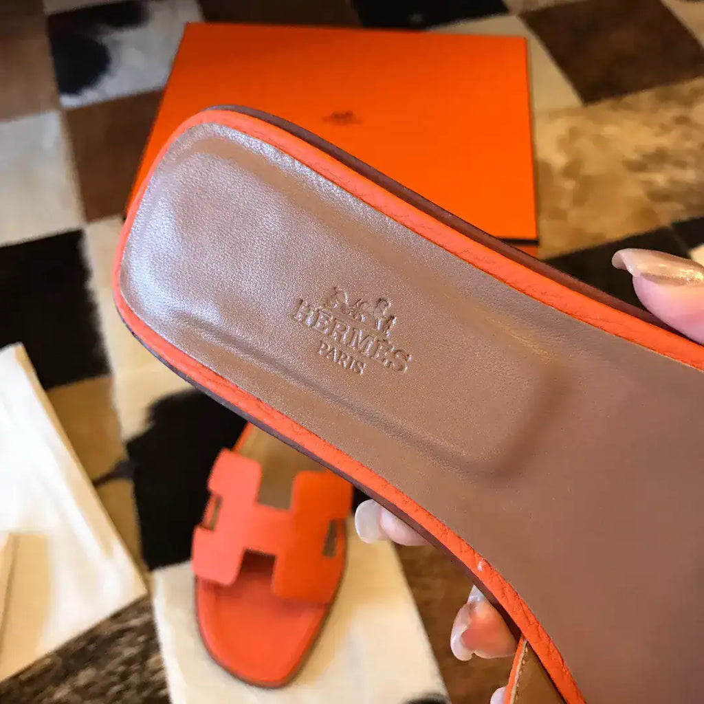 HERMES ORAN SLIDE SANDALS IN ORANGE CLEMENCE LEATHER – HMSD111