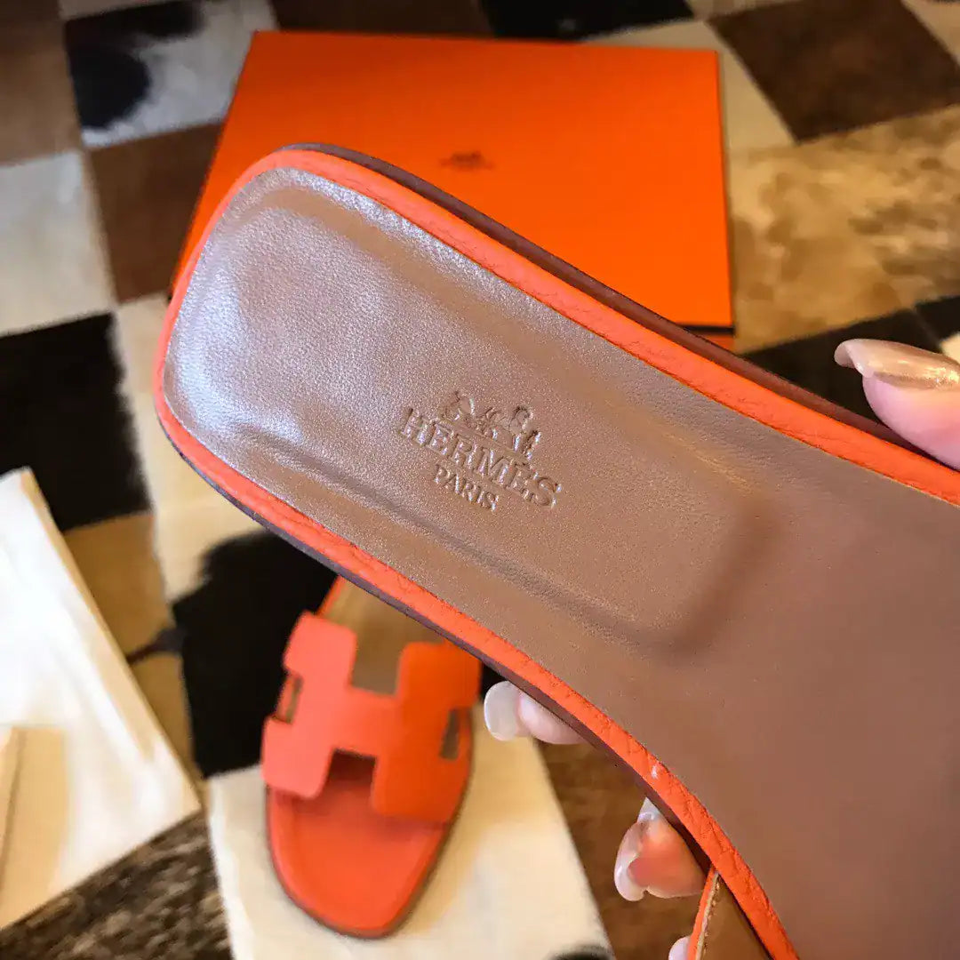HERMES ORAN SLIDE SANDALS IN ORANGE CLEMENCE LEATHER – HMSD111