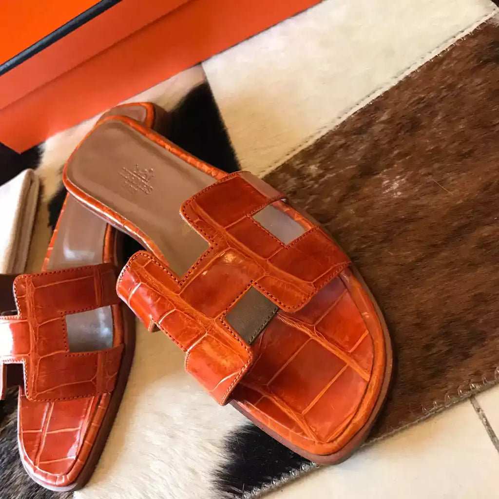 HERMES ORAN SLIDE SANDALS IN ORANGE SHINY NILOTICUS CROCODILE SKIN – HMSD051
