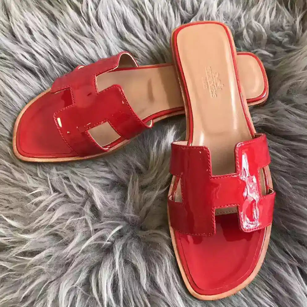 HERMES ORAN SLIDE SANDALS IN RED PATENT CALFSKIN – HMSD084