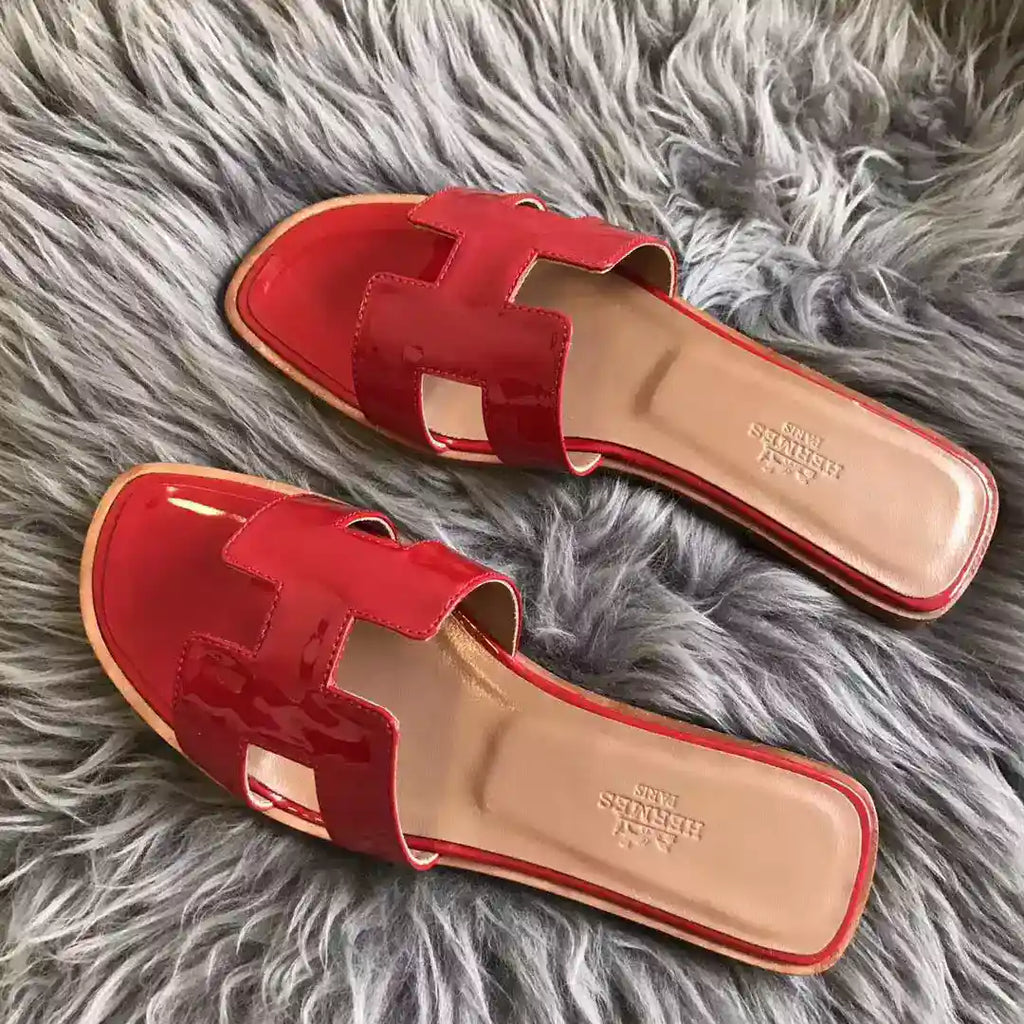 HERMES ORAN SLIDE SANDALS IN RED PATENT CALFSKIN – HMSD084