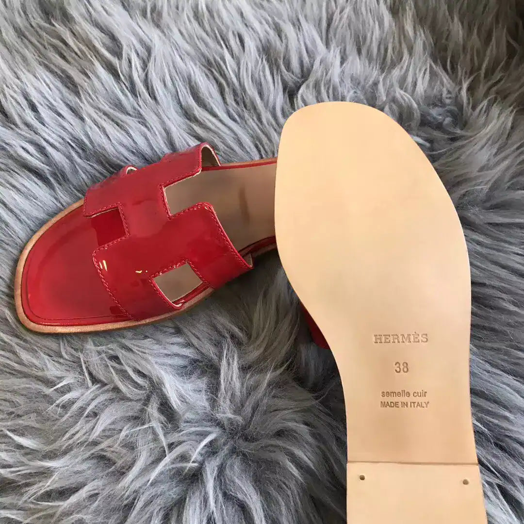 HERMES ORAN SLIDE SANDALS IN RED PATENT CALFSKIN – HMSD084