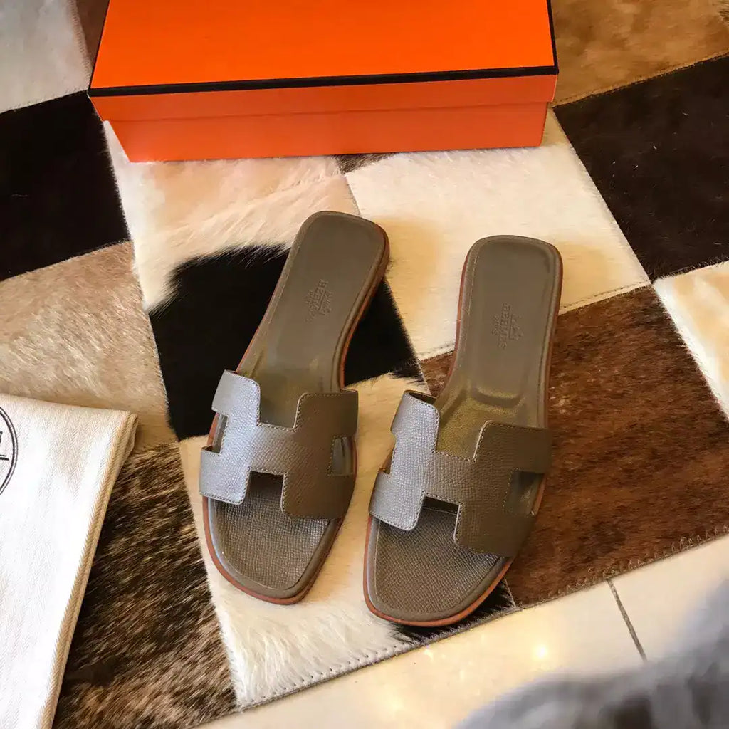 HERMES ORAN SLIDE SANDALS IN TAUPE EPSOM CALFSKIN – HMSD091