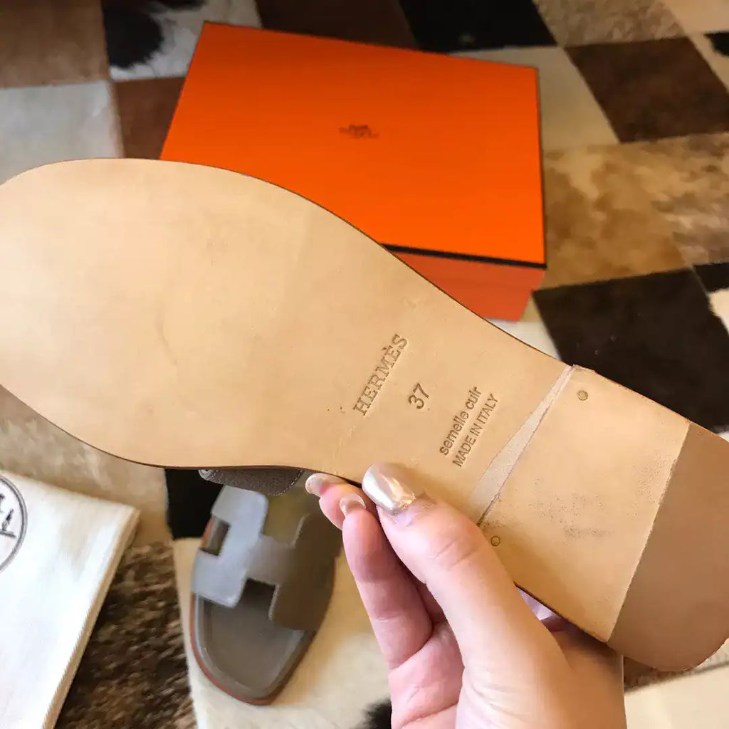 HERMES ORAN SLIDE SANDALS IN TAUPE EPSOM CALFSKIN – HMSD091