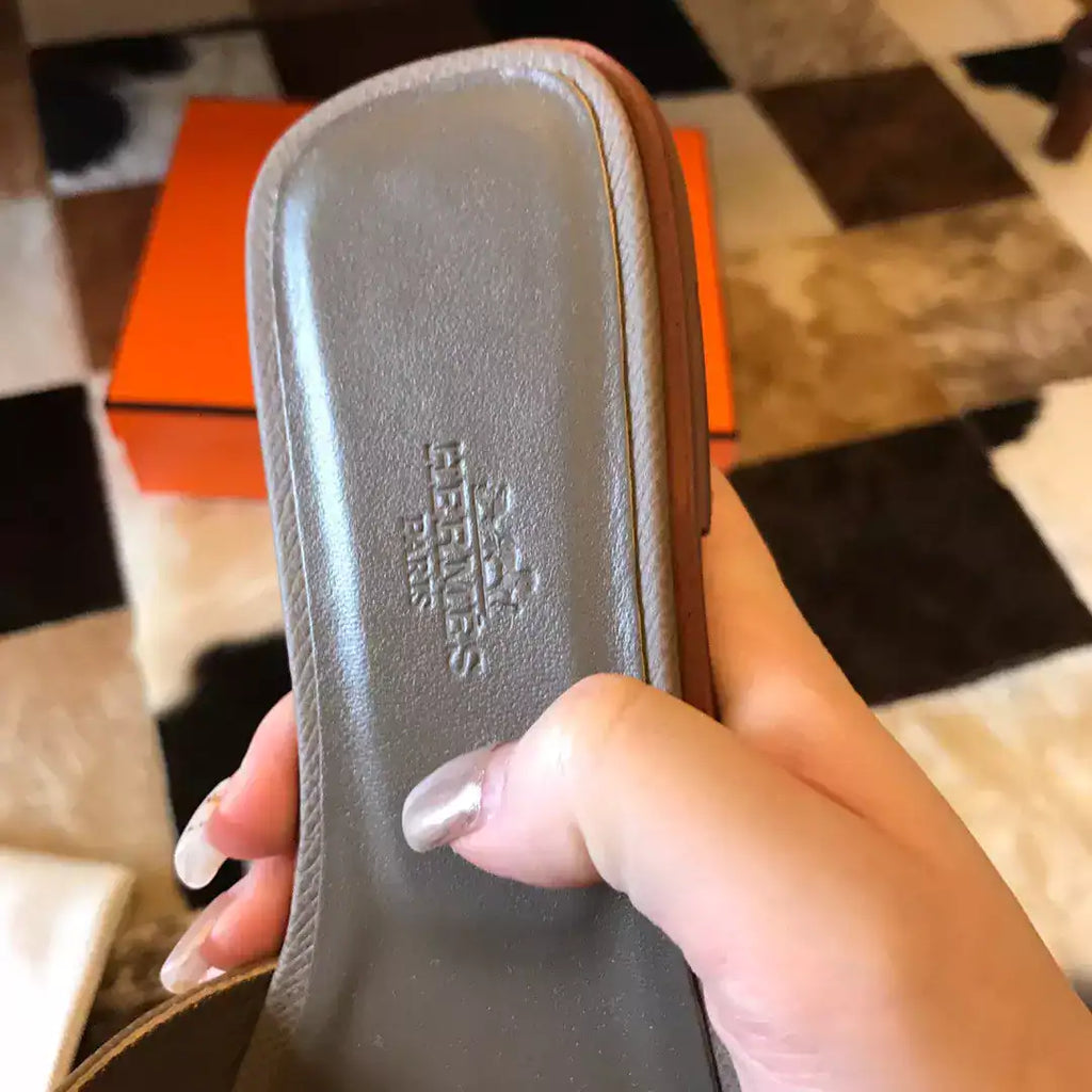 HERMES ORAN SLIDE SANDALS IN TAUPE EPSOM CALFSKIN – HMSD091