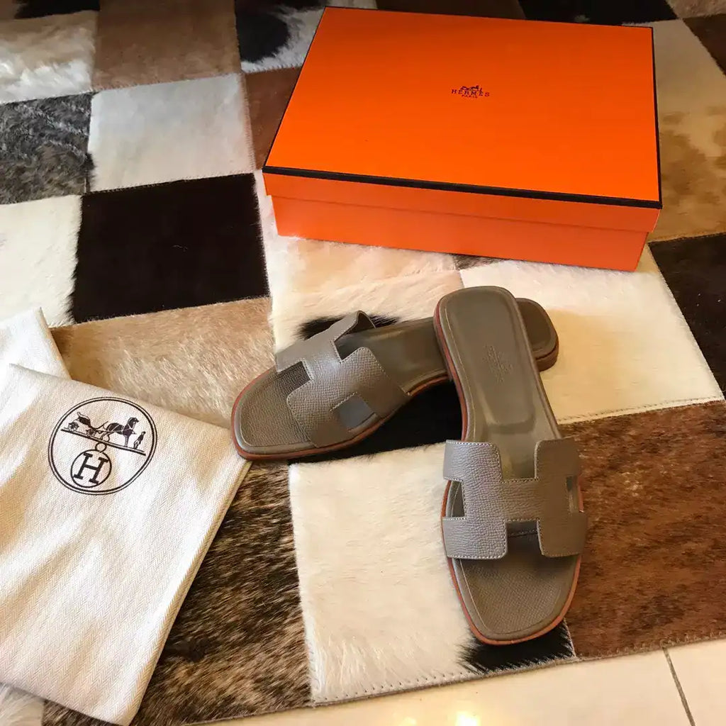 HERMES ORAN SLIDE SANDALS IN TAUPE EPSOM CALFSKIN – HMSD091