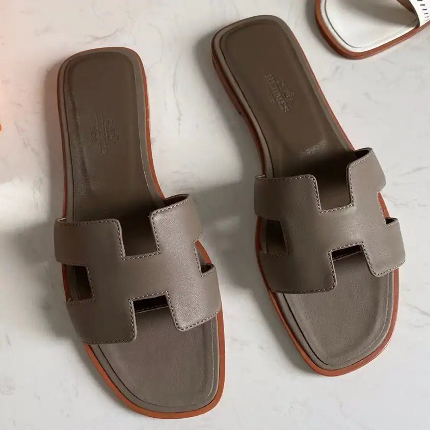 HERMES ORAN SLIDE SANDALS IN TAUPE SWIFT CALFSKIN – HMSD116