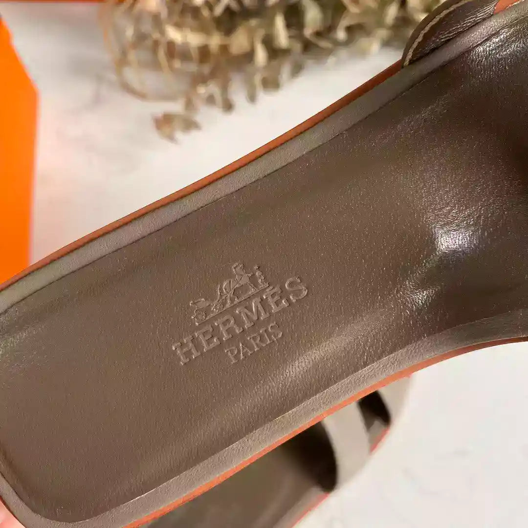 HERMES ORAN SLIDE SANDALS IN TAUPE SWIFT CALFSKIN – HMSD116