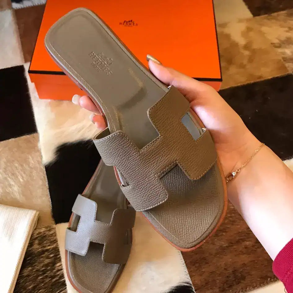 HERMES ORAN SLIDE SANDALS IN TRENCH EPSOM CALFSKIN – HMSD087