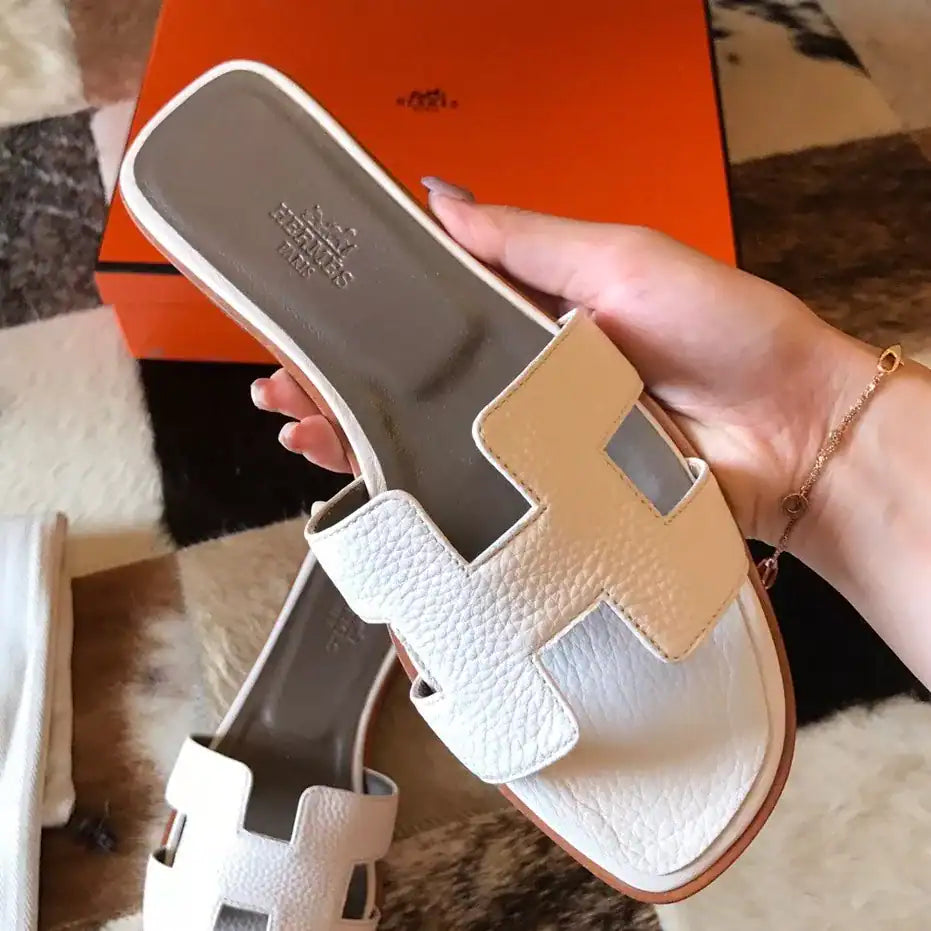 HERMES ORAN SLIDE SANDALS IN WHITE CLEMENCE LEATHER – HMSD108