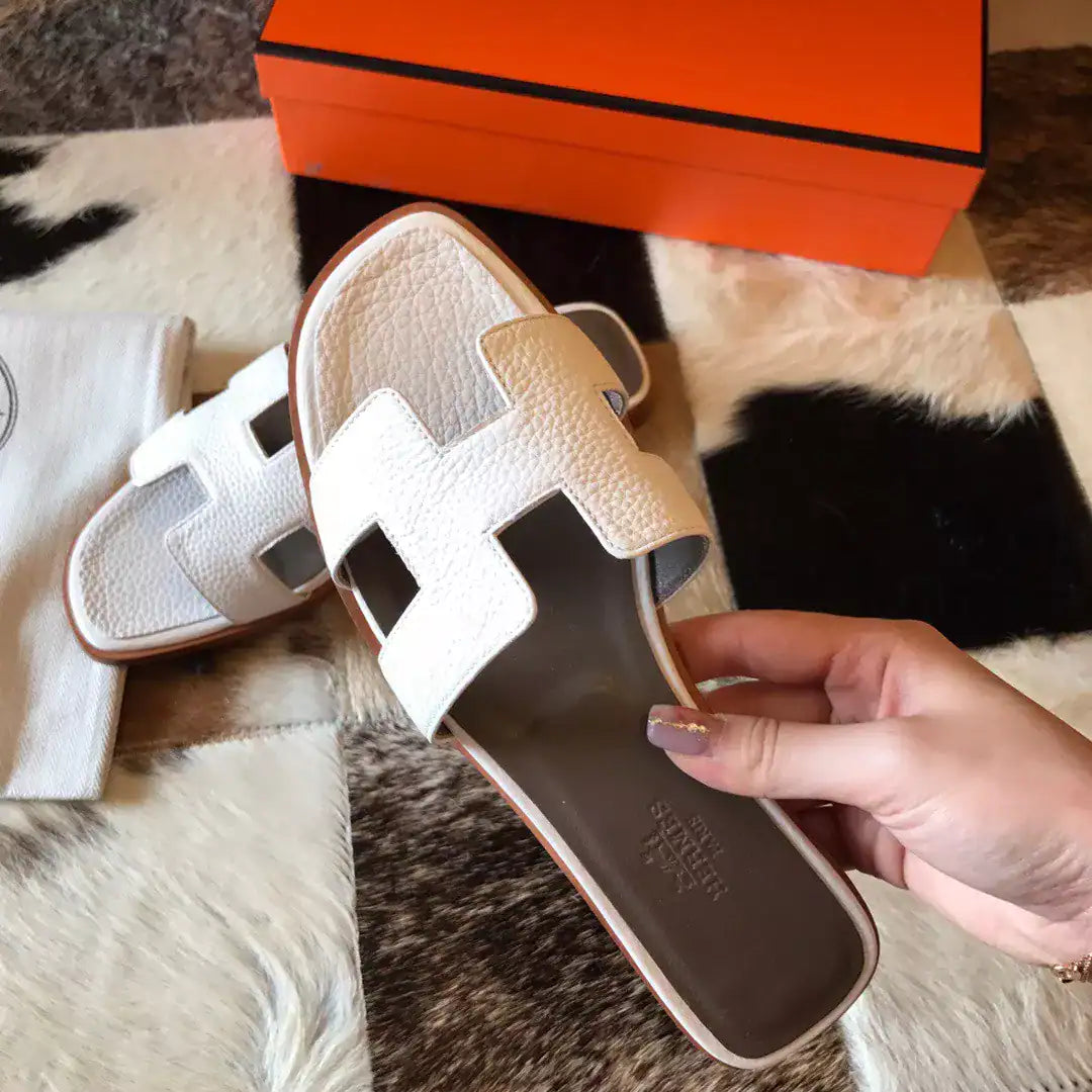 HERMES ORAN SLIDE SANDALS IN WHITE CLEMENCE LEATHER – HMSD108