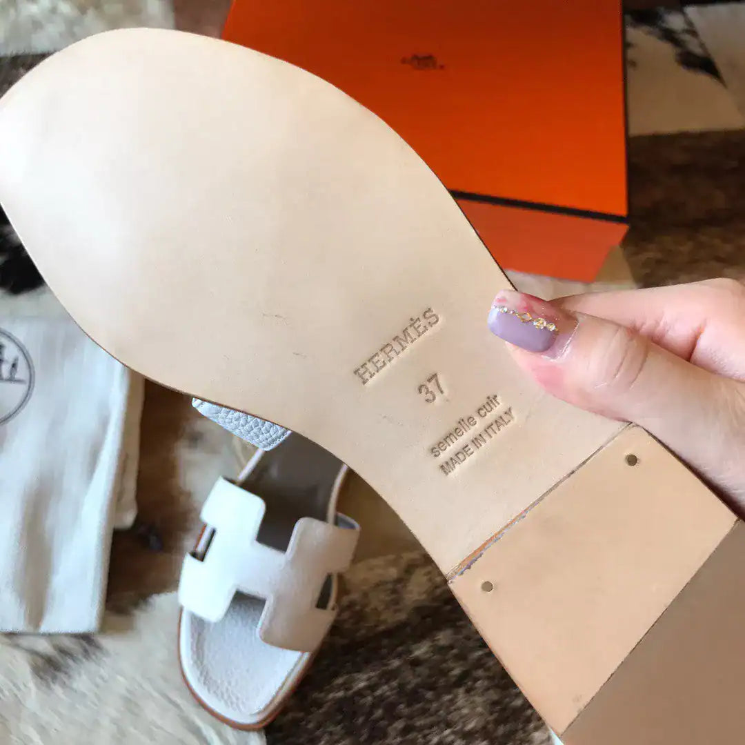 HERMES ORAN SLIDE SANDALS IN WHITE CLEMENCE LEATHER – HMSD108