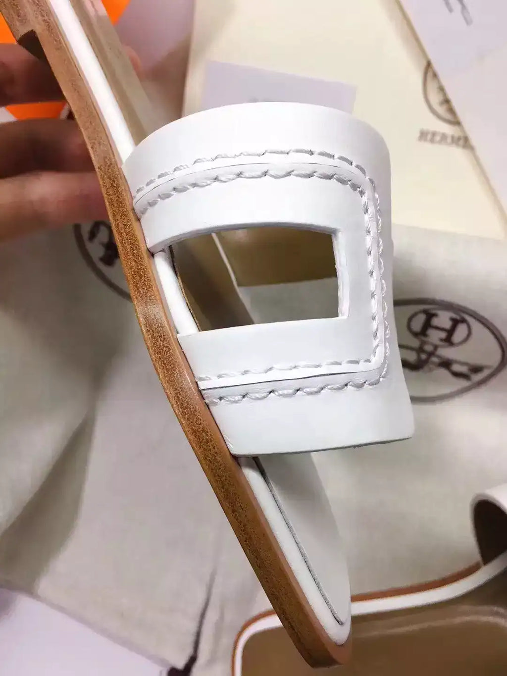 HERMES ORAN SLIDE SANDALS IN WHITE LEATHER WITH STITCHED – HMSD045