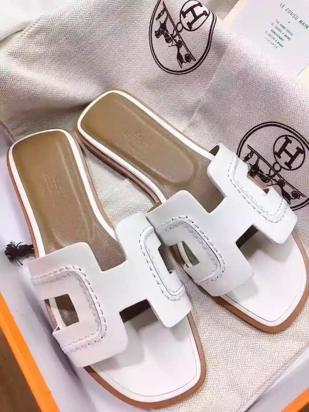 HERMES ORAN SLIDE SANDALS IN WHITE LEATHER WITH STITCHED – HMSD045