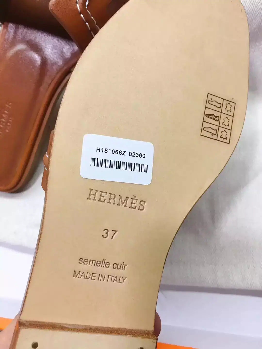 HERMES ORAN SLIDE SANDALS IN WHITE LEATHER WITH STITCHED – HMSD045
