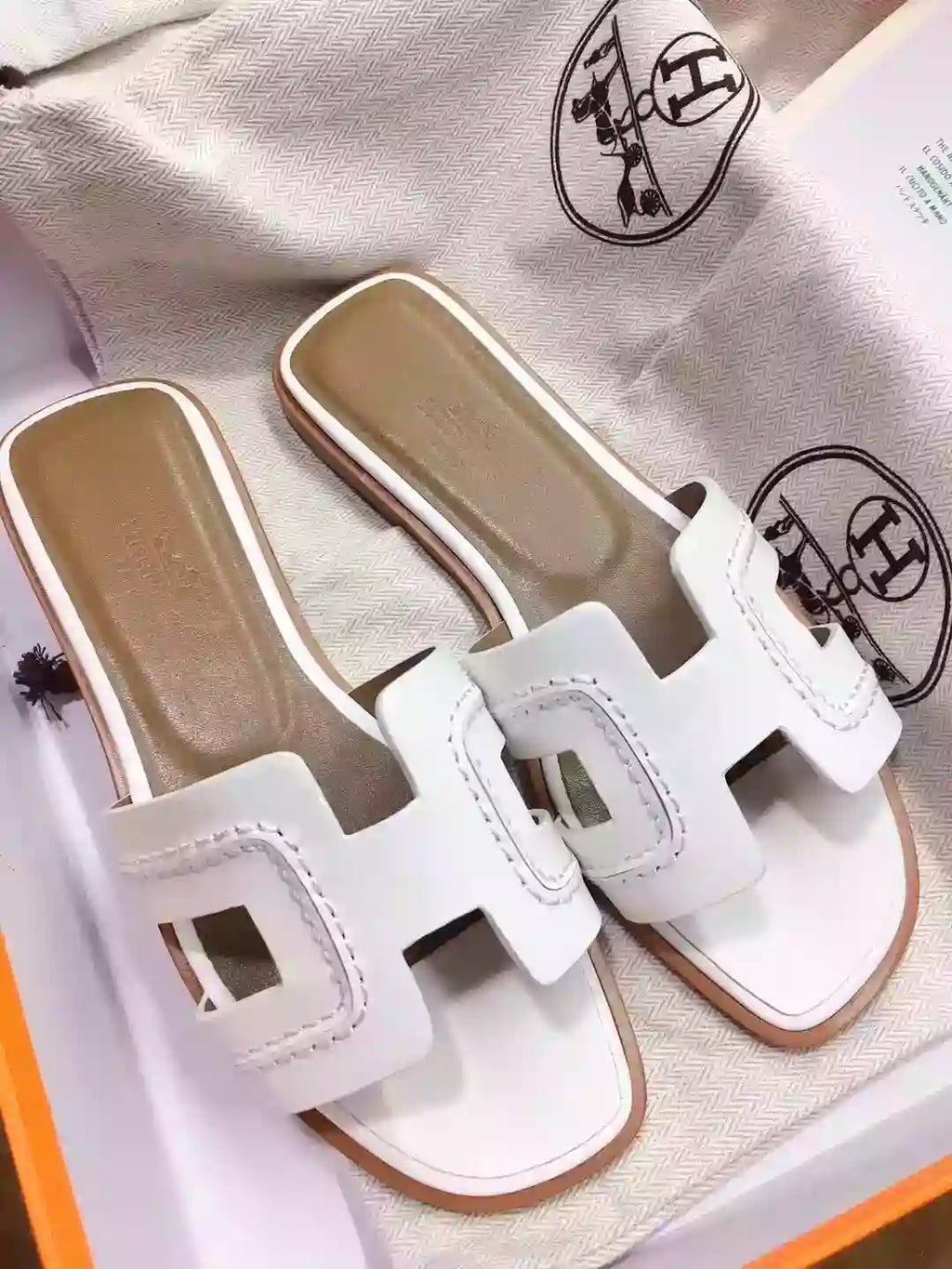 HERMES ORAN SLIDE SANDALS IN WHITE LEATHER WITH STITCHED – HMSD045